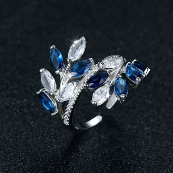 Нежное бело-голубое кольцо с листьями циркона огранки 